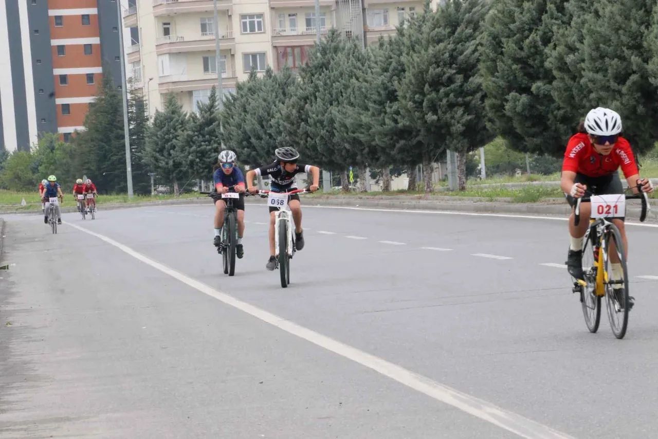 Genç Sporcular Şampiyonluk İçin Yarışıyor! Okul Sporları Bisiklet İl Birinciliği Müsabakaları Başladı — haber görseli