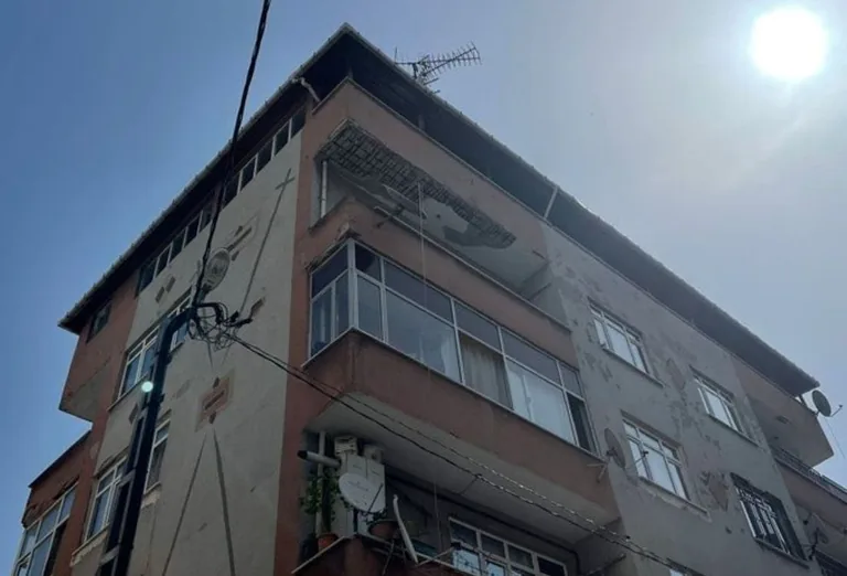 İstanbul Bahçelievler'de binanın balkonu çöktü: Bina boşaltıldı — haber görseli
