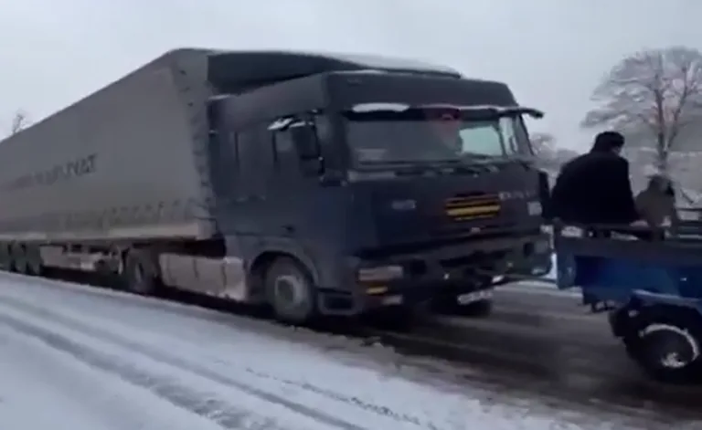 Dev tır kara saplandı, Pat Pat İmdada yetişti! — haber görseli