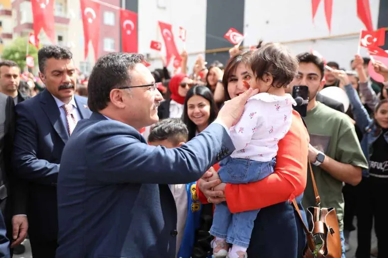 Kayseri'de 23 Nisan Coşkusu! Vali Çiçek'e Çocuklardan Sevgi Seli — haber görseli