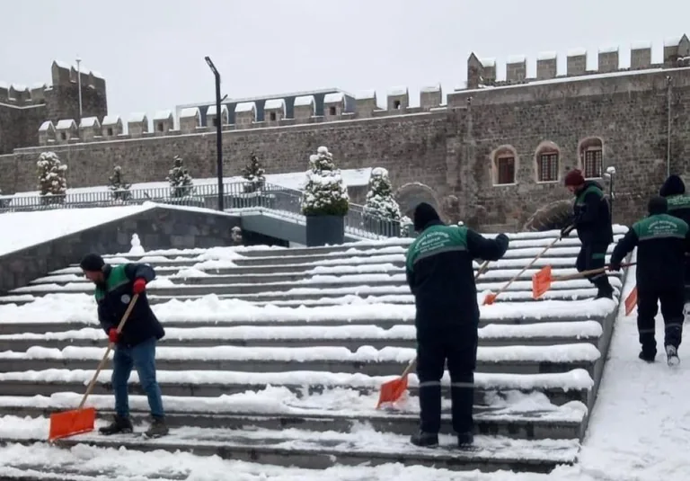 Kaldırımlar ve Parklarda Güvenli Yürüyüş İçin Yoğun Mesai — haber görseli