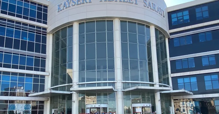 Bir Daireyi Farklı Kişilere Sattı İddiasıyla Yargılanan Şahıs Hakim Karşısında — haber görseli