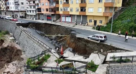 Facianın eşiğinden dönüldü!! Rize'de yurt inşaatının kazısında istinat duvarı ve yol çöktü — haber görseli