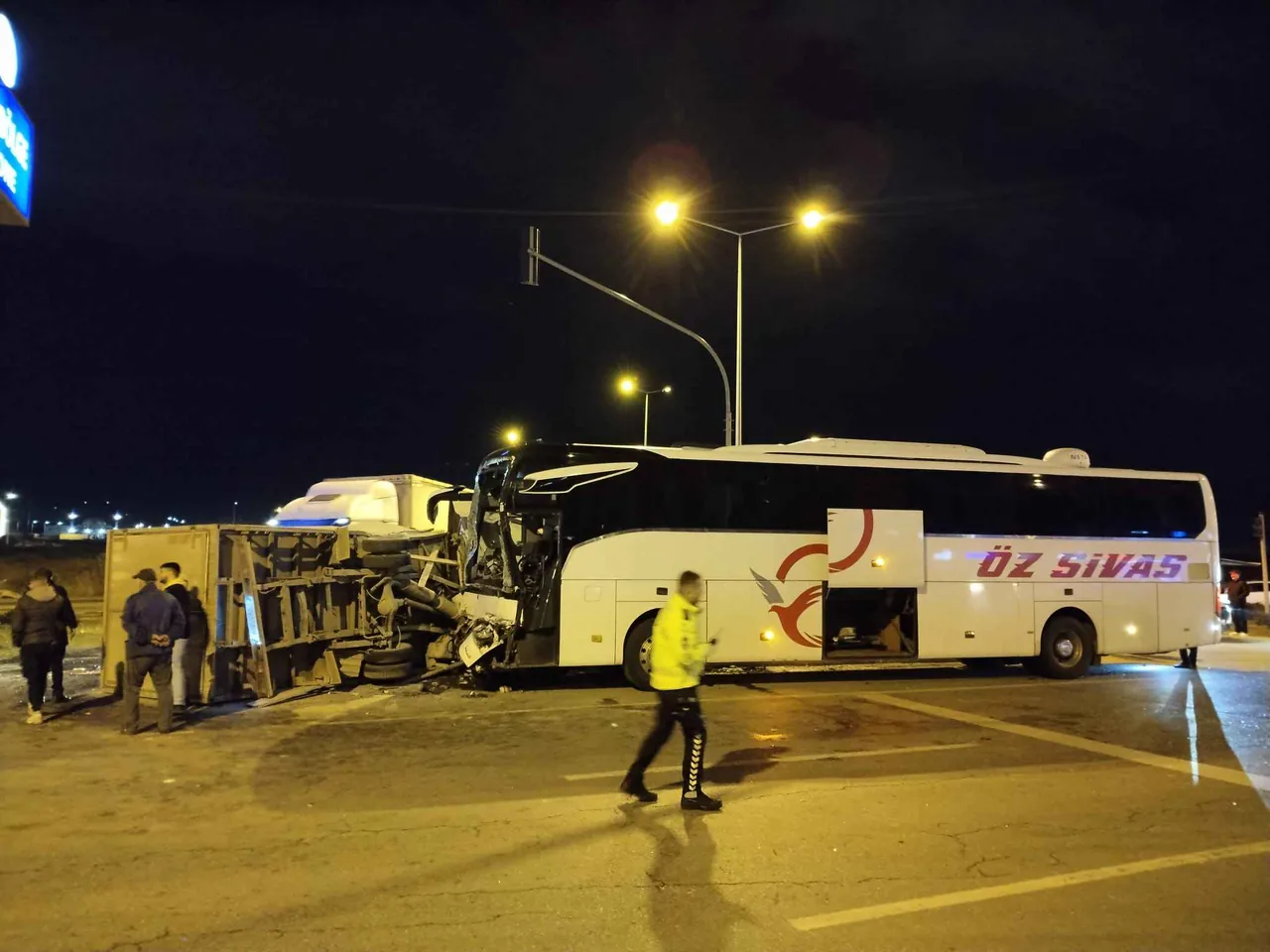 Osman Kavuncu Bulvarı’nda Can Pazarı: Kayseri'de Öz Sivas yolcu otobüsü ile kamyonet çarpıştı: 5 Yaralı! — haber görseli