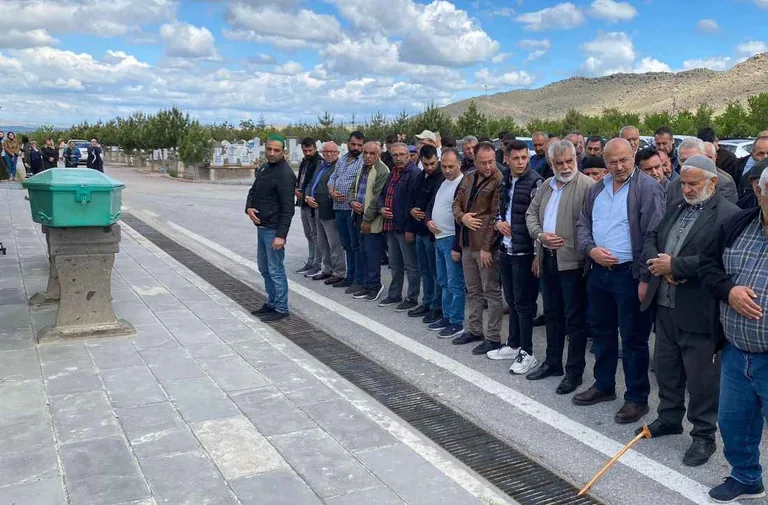 Esenyurt'ta Baba Dehşeti: Babası Tarafından Bıçaklanarak Öldürülen Kadın Defnedildi — haber görseli