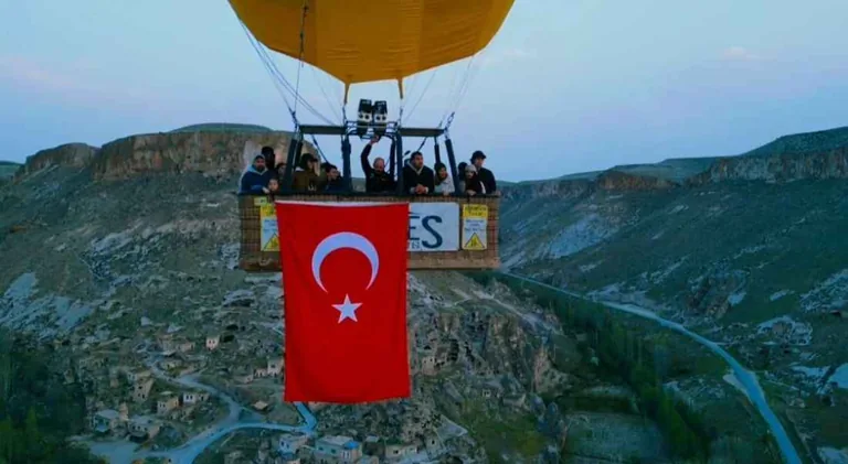 23 Nisan’da Gökyüzünde Türk Bayraklı Görsel Show! — haber görseli