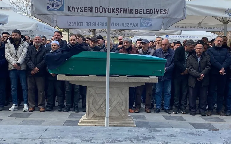 Yanan Otomobilde Hayatını Kaybeden Sürücü Toprağa Verildi — haber görseli