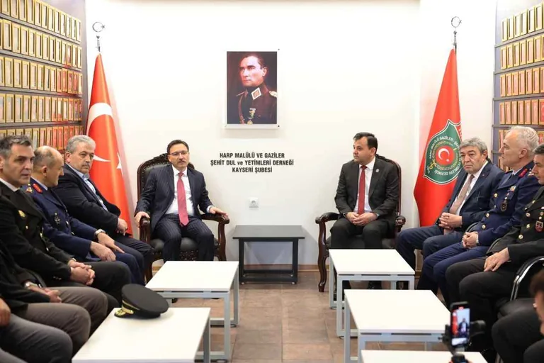 Kayseri’de Bayram Coşkusu! Protokol ve Halk Valilik Önünde Bayramlaştı — haber görseli