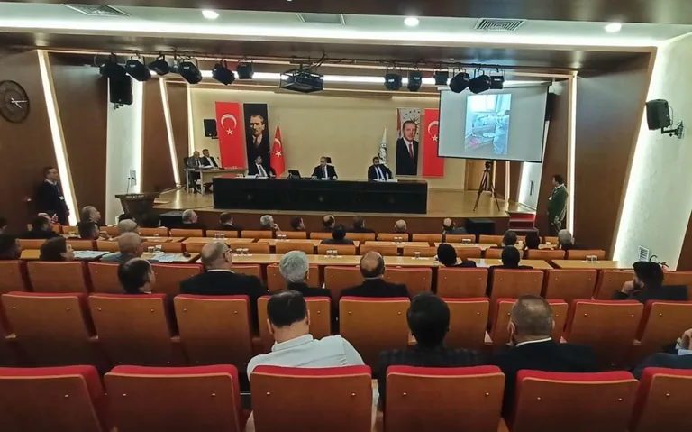 Talas Meclis Toplantısında Gerginlik:CHP’li Akkılınç Konuştu, Meclis Üyeleri Salonu Boşalttı — haber görseli
