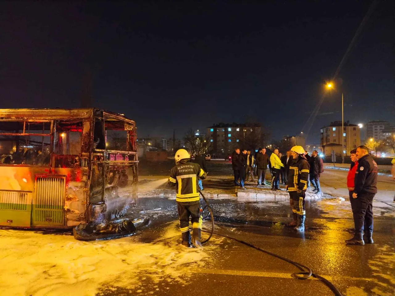 KAYSERİ'DE HALK OTOBÜSÜ ALEV ALEV YANDI: OTOBÜSTEN GERİYE DEMİR YIĞINLARI KALDI — haber görseli