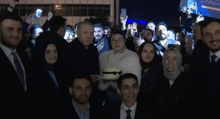 Cumhurbaşkanı Erdoğan'a gençlerden doğum günü sürprizi — haber görseli
