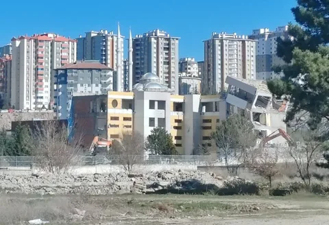 Kayseri'de Depremden Hasar Gören Okulun Yıkımına Başlandı — haber görseli