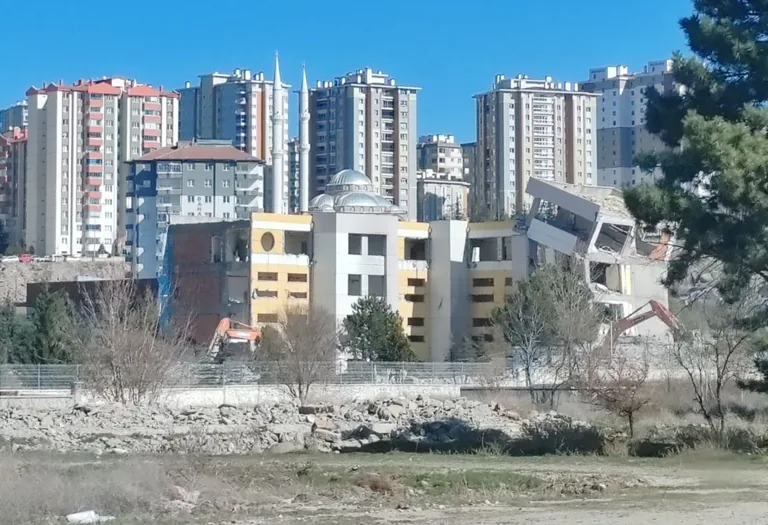 Kayseri'de Depremden Hasar Gören Okulun Yıkımına Başlandı — haber görseli