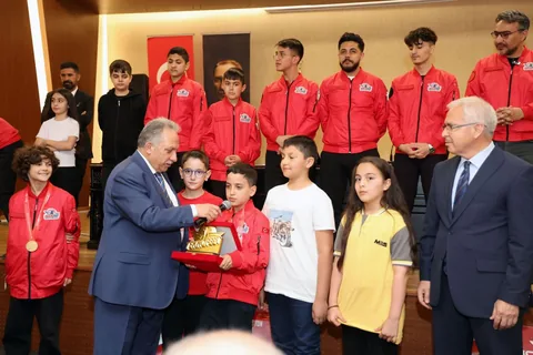Talaslı Gençlerden TEKNOFEST'te Büyük Zafer! Şampiyonlara Havalimanında Coşkulu Karşılama — haber görseli