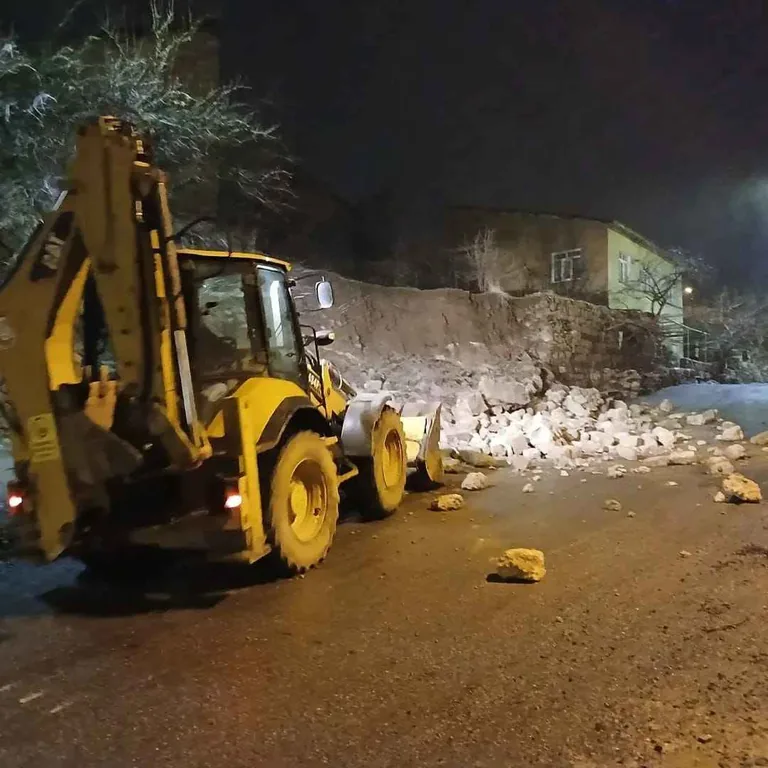 Bünyan’da Gece Yarısı Heyelan! Yol Duvarı Çöktü, Trafik Kapandı — haber görseli
