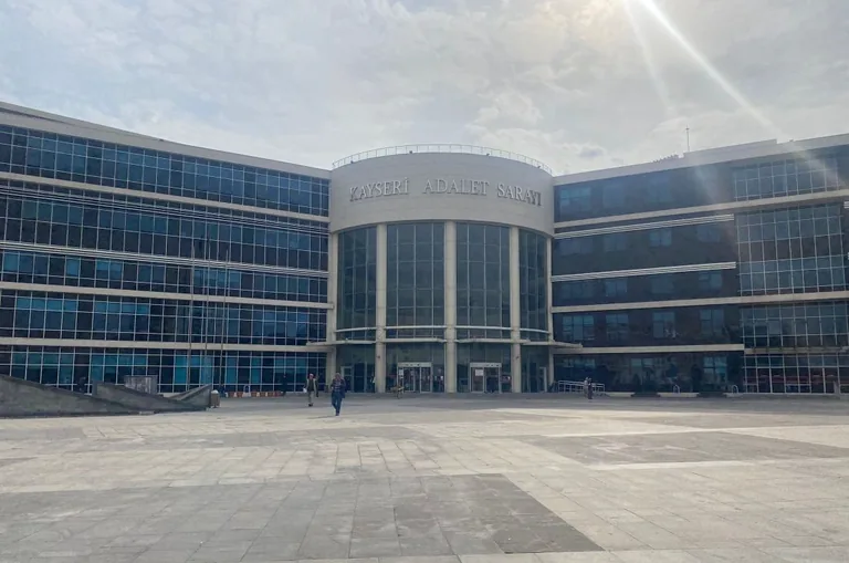 Uyuşturucu madde almak istediği kişiyi yaralamaktan yargılanan şahıs suçlamayı reddetti — haber görseli
