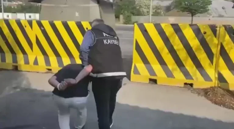 Polisi Karşısında Görünce Neye Uğradığını Şaşırdı: Valiz İçinde 4 Kilo Metamfetamin Ele Geçirildi — haber görseli