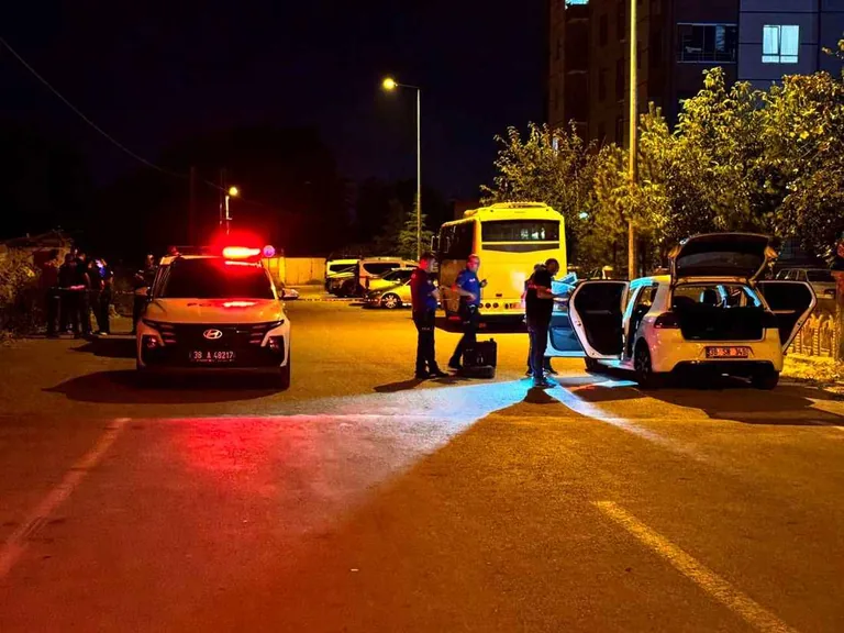 Kayseri'de Silahlı 2 Grubun Kavgasında Sokaktan Geçen Karı-Koca Yaralandı — haber görseli