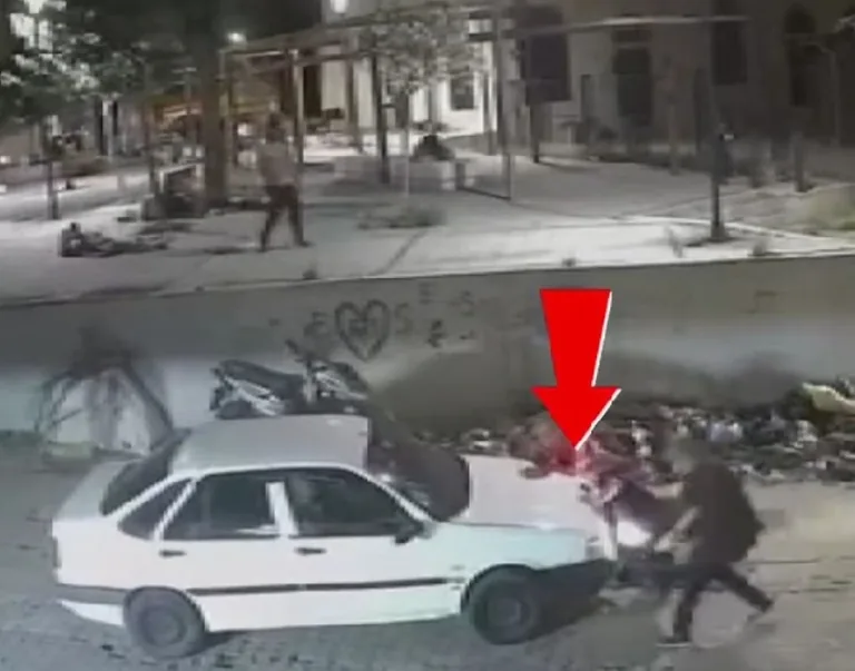 Akılalmaz Kaza Kamerada! İzmir'de Kaldırımda Uyuyan Adamın Üzerinden Otomobil Geçti — haber görseli