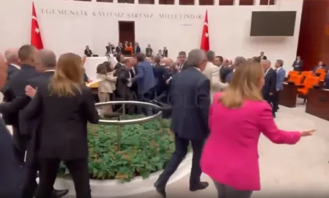 AK Partili ve DEM'li Vekiller Mecliste Birbirine Girdi — haber görseli