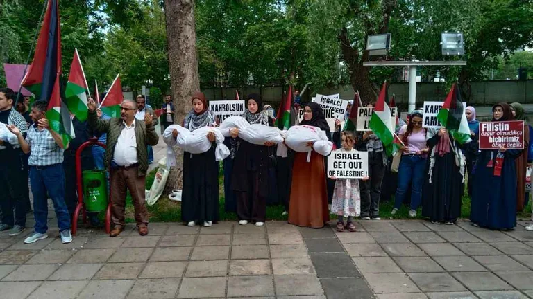 ERÜ İslam Kardeşlik Platformu, İsrail’in Refah’taki bombalı saldırısını kınadı — haber görseli