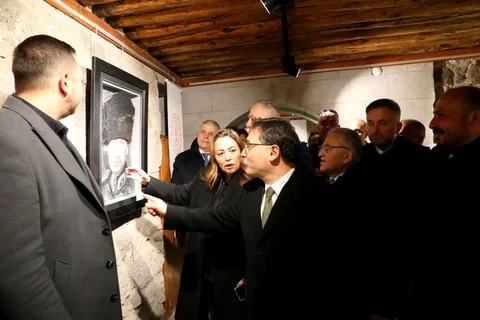 Atatürk Evi ve Şehir Kütüphanesi’nde Tarihe Yolculuk: Atatürk Kıyafetleri Sergisi Büyük İlgi Topladı — haber görseli