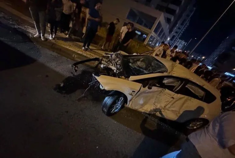 Gece Yarısı Faciaya Ramak Kaldı! Hulusi Akar Bulvarı'nda Zincirleme Kaza, 4 Yaralı — haber görseli