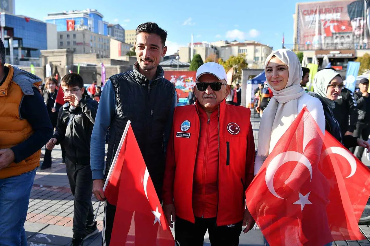 Yüzlerce Bisikletli Cumhuriyet İçin Pedal Çevirdi! Kayseri’de Muhteşem Etkinlik — haber görseli