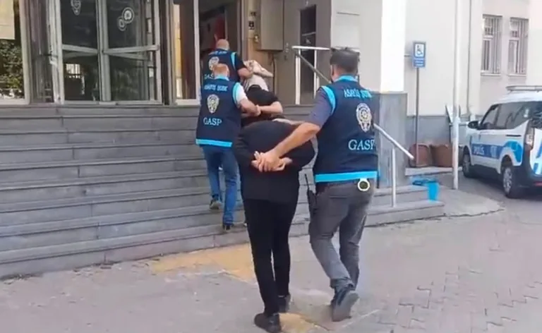 Güvenlik Kameraları Ele Verdi!Talas'ta İş Yerini Yakmaya Çalışan 3 Şahıs Yakalandı — haber görseli