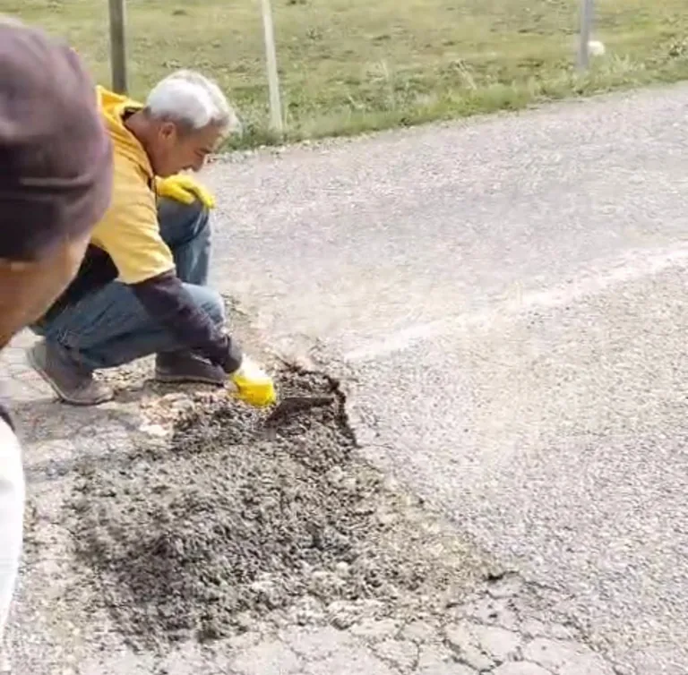 Tomarza'da Sabır Taştı: Bozuk Yolu Mahalleli Kendi İmkanlarıyla Onardı — haber görseli