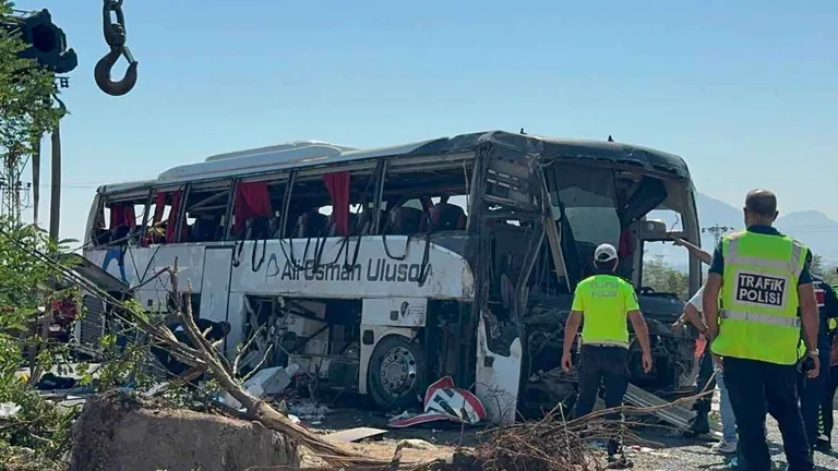 Kayseri'de Can Pazarı! İncesu'da Yolcu Otobüsü Devrildi: 1 Ölü, 23 Yaralı — haber görseli