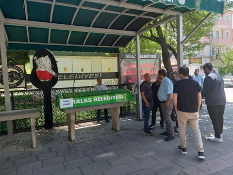Talas'ta Parkta Bıçaklanarak Öldürülen Kuaför Tugay Çarkıt Son Yolculuğuna Uğurlandı — haber görseli