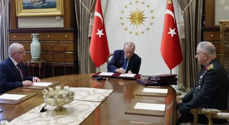 YAŞ kararları açıklandı! 23 general ve amiral bir üst rütbeye yükseltildi — haber görseli