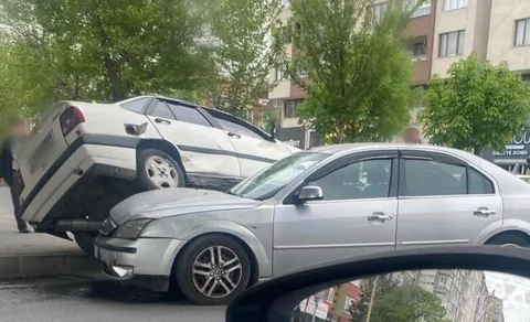 Kayseri Nato Caddesi'nde Kaza: Çarpmanın etkisiyle otomobillerden biri diğerinin kaputuna çıktı — haber görseli