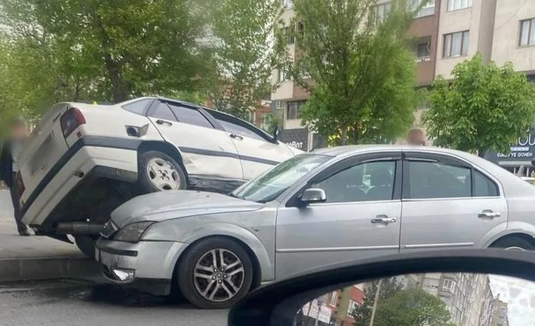 Kayseri Nato Caddesi'nde Kaza: Çarpmanın etkisiyle otomobillerden biri diğerinin kaputuna çıktı — haber görseli