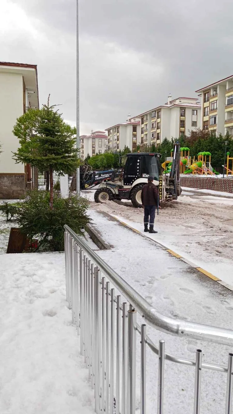 Mayıs Ayında Beyaza Büründü! İncesu’da Dolu Ekili Alanları Vurdu! — haber görseli