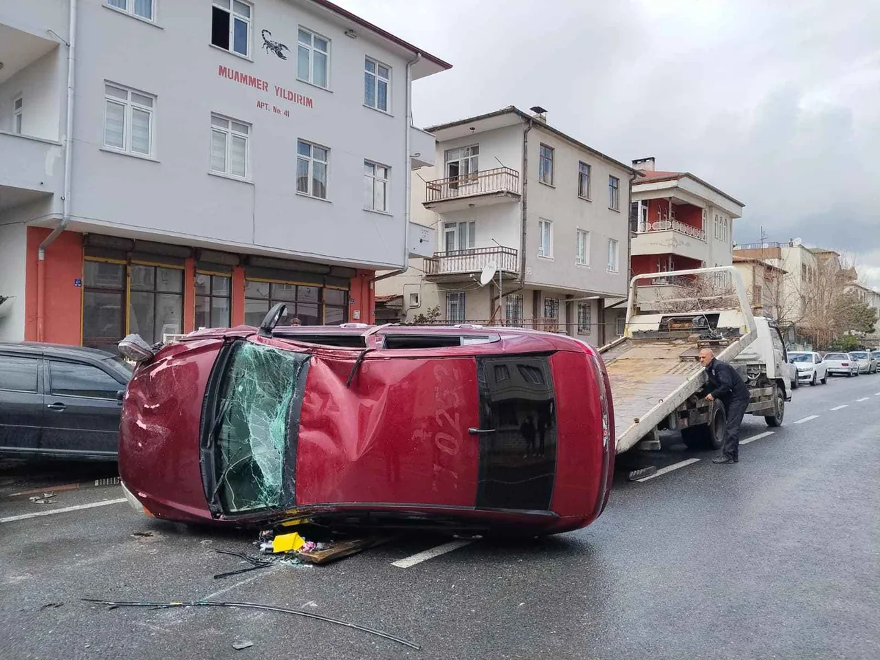 Yenimahalle 16. Cadde Feci Kaza: Kontrolü Kaybeden Sürücü Park Halindeki Araca Çarpıp Takla Attı! — haber görseli