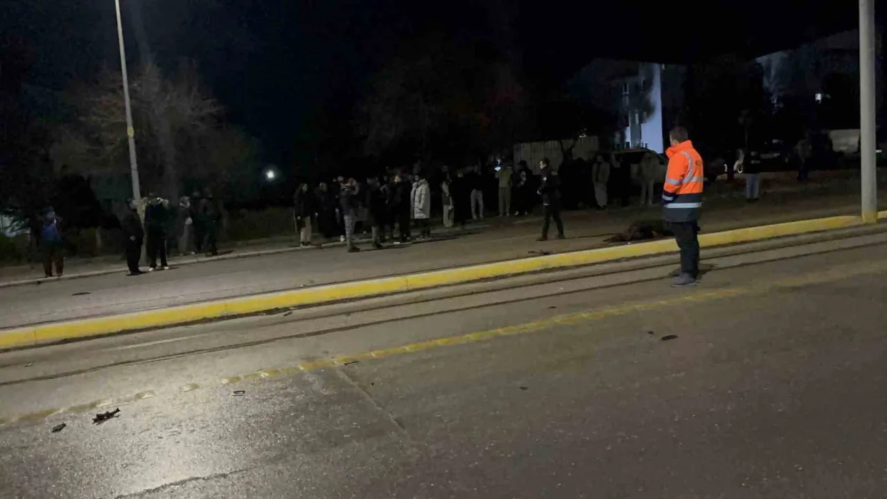 ESKİŞEHİR’DE DEHŞET: Tamvaydan inen yayalara araç çarptı: 3 kişi Öldü — haber görseli