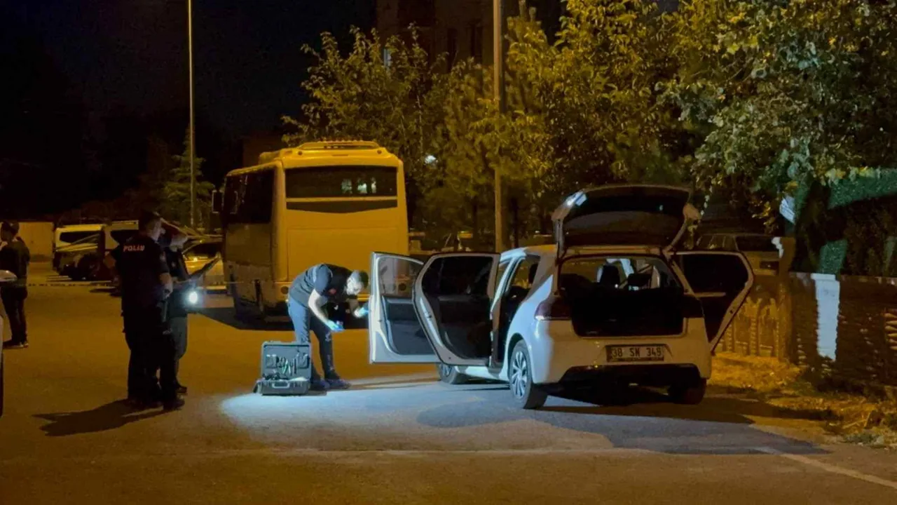 Kayseri'de Silahlı 2 Grubun Kavgasında Sokaktan Geçen Karı-Koca Yaralandı — haber görseli