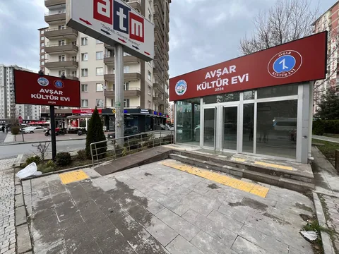 Göker Gözütok'tan Başkan Yalçın'a Sert Tepki: Avşarlar İçin Bu Kulübeyi mi Layık Gördünüz? — haber görseli