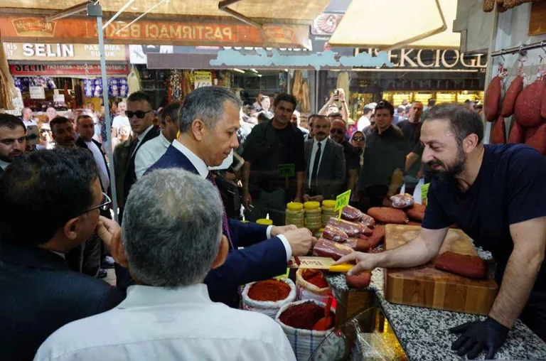 İçişleri Bakanı Ali Yerlikaya, Kayseri'de Esnaf Ziyaretinde Bulundu — haber görseli
