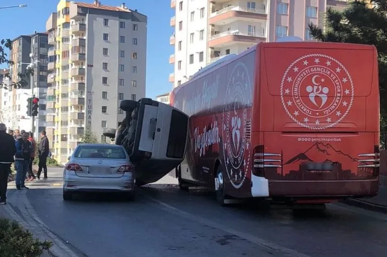 Kayseri’de Kontrolünü Kaybeden Minivan Yan Yattı: Hafif Yaralı Sürücü Kurtarıldı — haber görseli