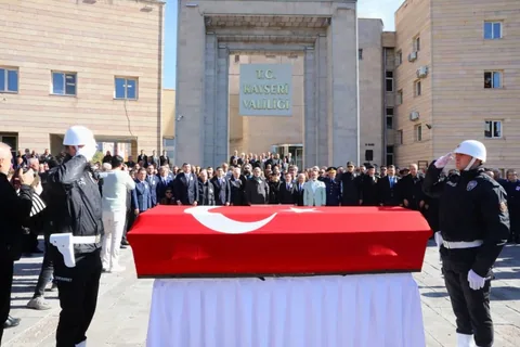 Eski Bakan Sabahattin Çakmakoğlu İçin Kayseri Valiliği Önünde cenaze töreni düzenlendi — haber görseli