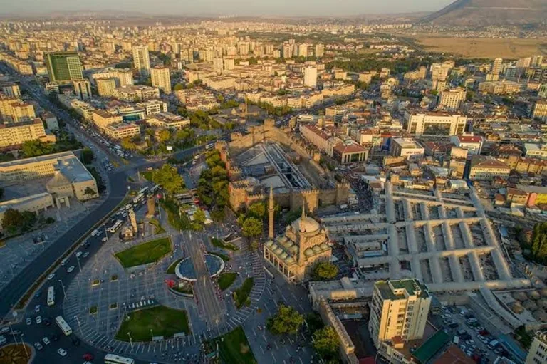 Kayseri’de Seçim Afişleri Bu Gece Yarısı Toplanıyor — haber görseli