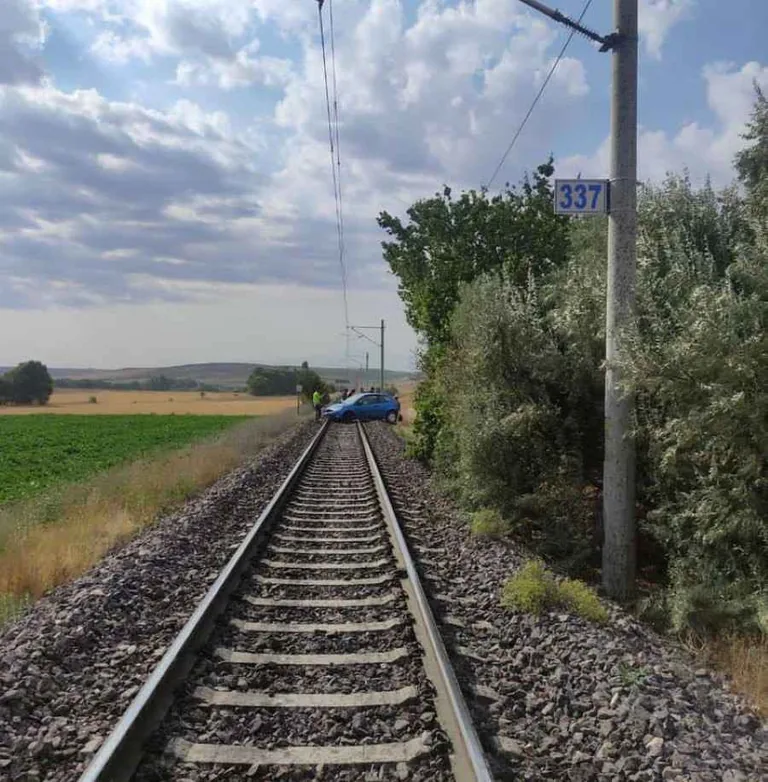 Kayseri'de Kaza: Otomobil Tren Yoluna Düştü, Şoför Hayatını Kaybetti — haber görseli