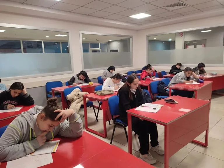 Kayseri Büyükşehir'den Gençlere Büyük Destek: KAYMEK, 1100 Öğrenciye Deneme Sınavı Düzenledi — haber görseli