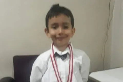 Minibüsün çarpması sonucu yaşamını yitiren çocuk toprağa verildi — haber görseli