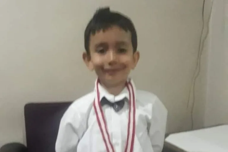 Minibüsün çarpması sonucu yaşamını yitiren çocuk toprağa verildi — haber görseli