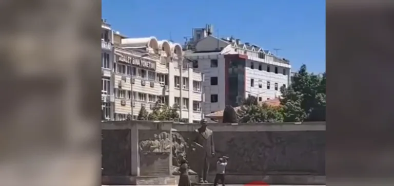 Atatürk büstüne baltayla saldıran dayı-yeğen gözaltına alındı — haber görseli