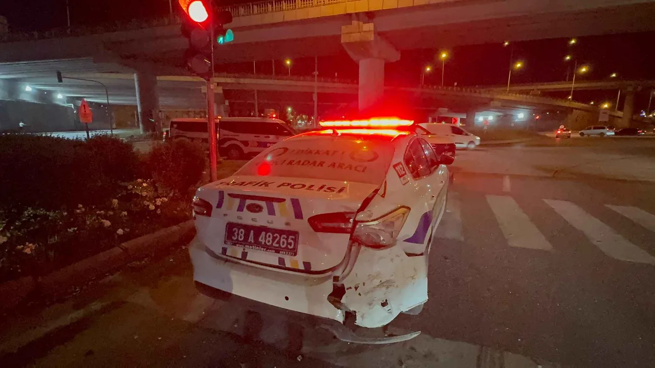 Sivas Bulvarı’nda Zincirleme Kaza! Kırmızı Işıkta Bekleyen Polis Aracına Çarptılar: 2 Yaralı — haber görseli